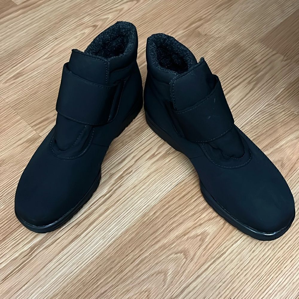 TOE WARMERS CANADA ACTIVE WOMEN’S SIZE 8 BOOTS
